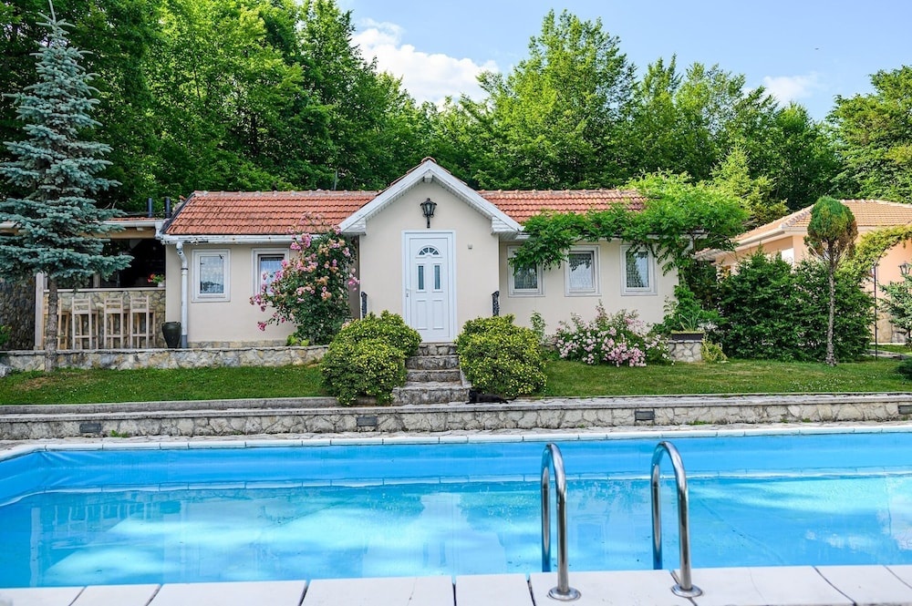 Luxury Green Oasis Villa With Pool!