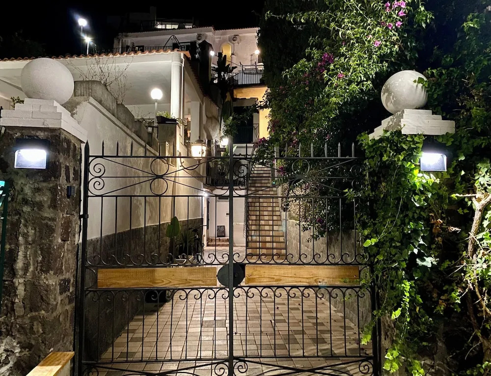 Foto - Black Market Hotel