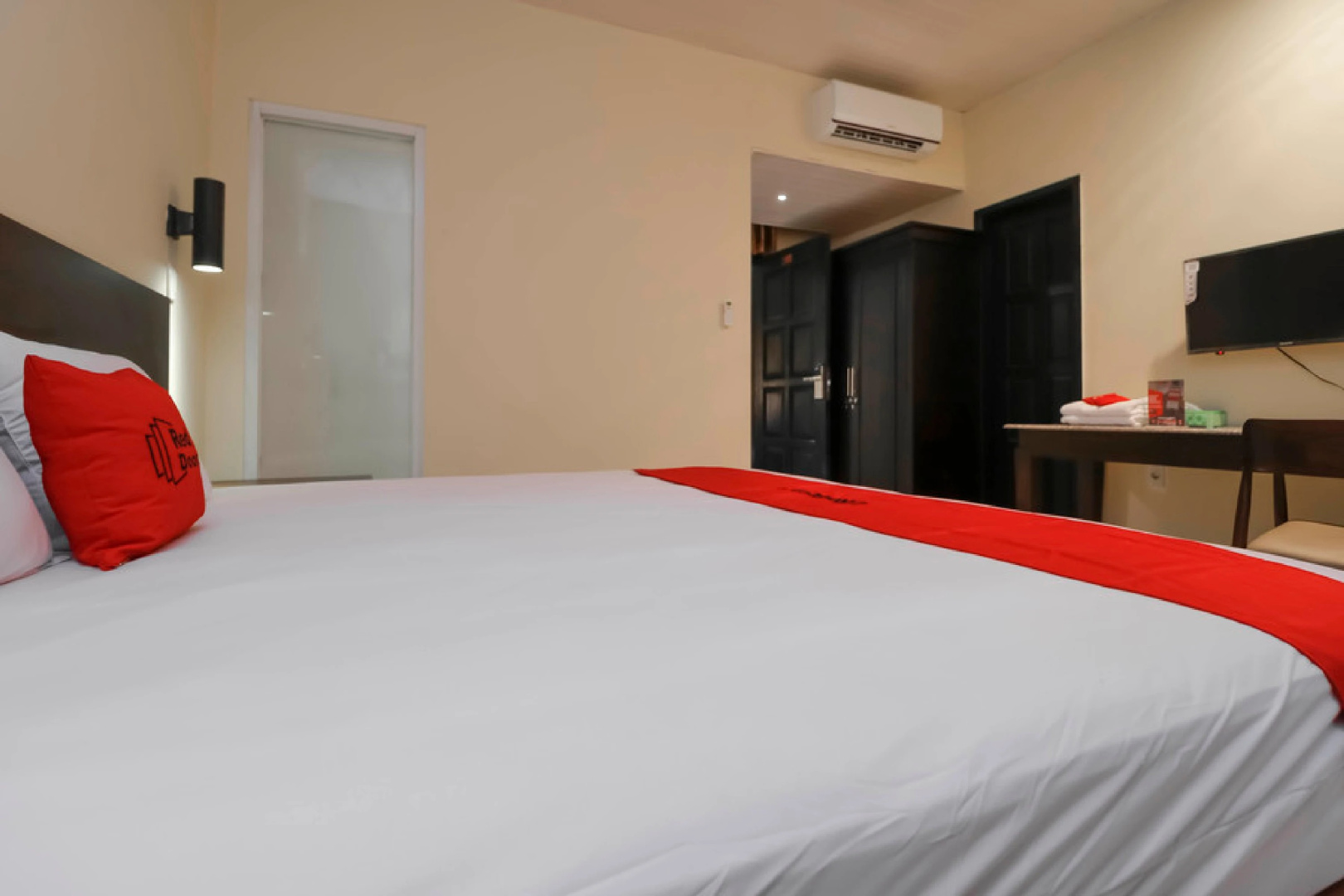 Foto - RedDoorz Plus near Halim Perdanakusuma 2