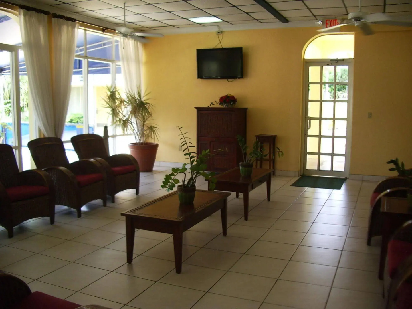 Photo - Royal Islander Hotel