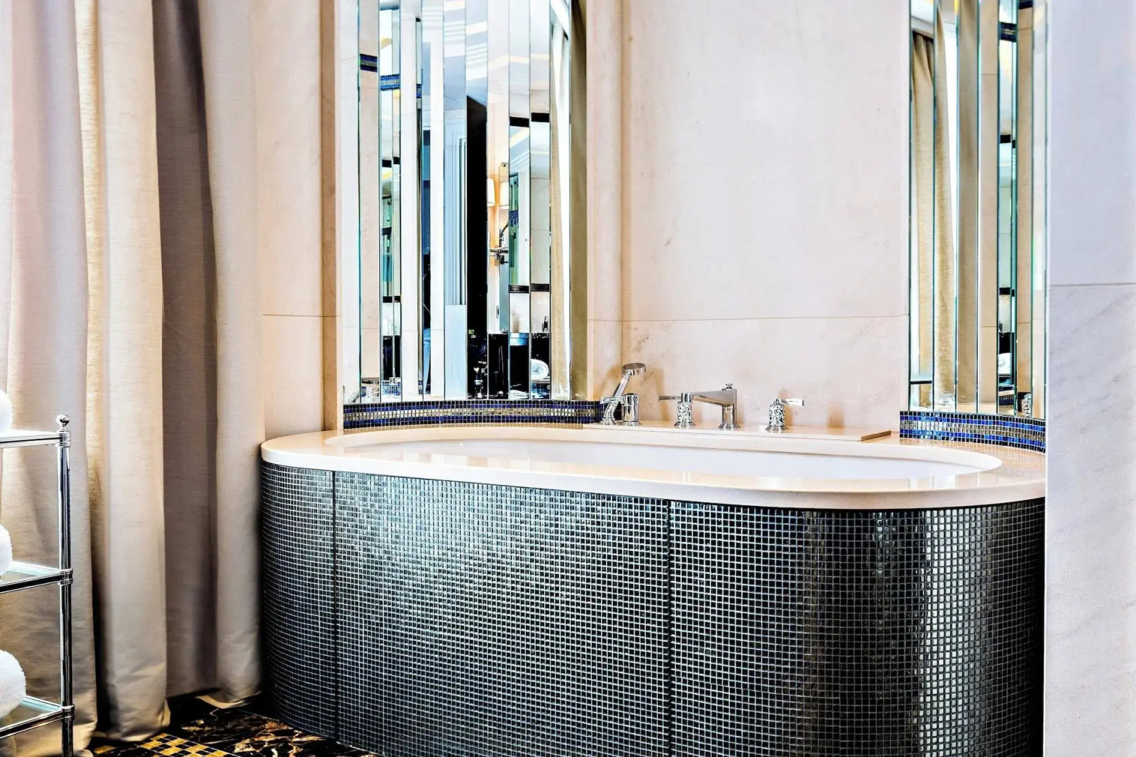 Foto - Prince de Galles, a Luxury Collection hotel, Paris