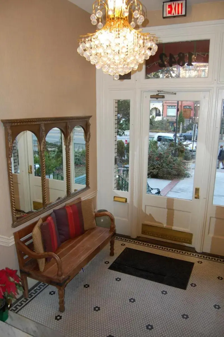 Photo - Windsor Inn Hotel