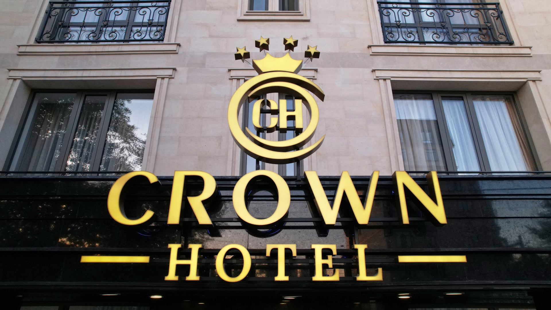 Photo - Crown Hotel
