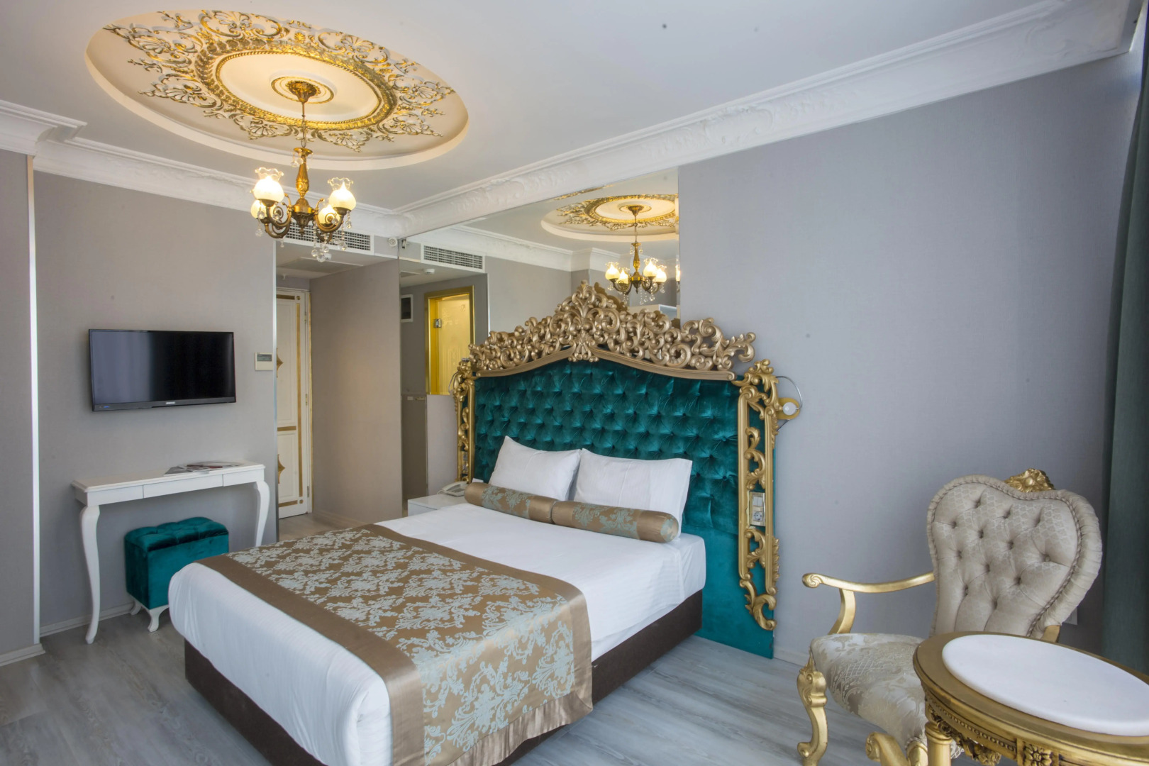 Photo - White Monarch Hotel