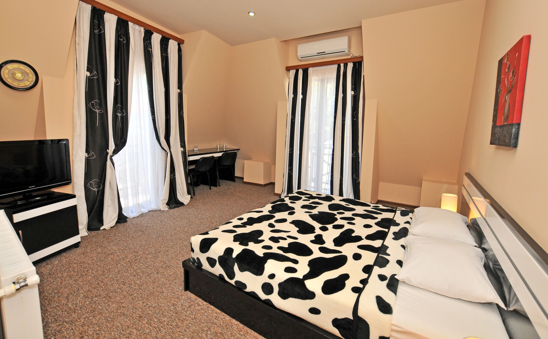 Photo - Diplomat Hotel
