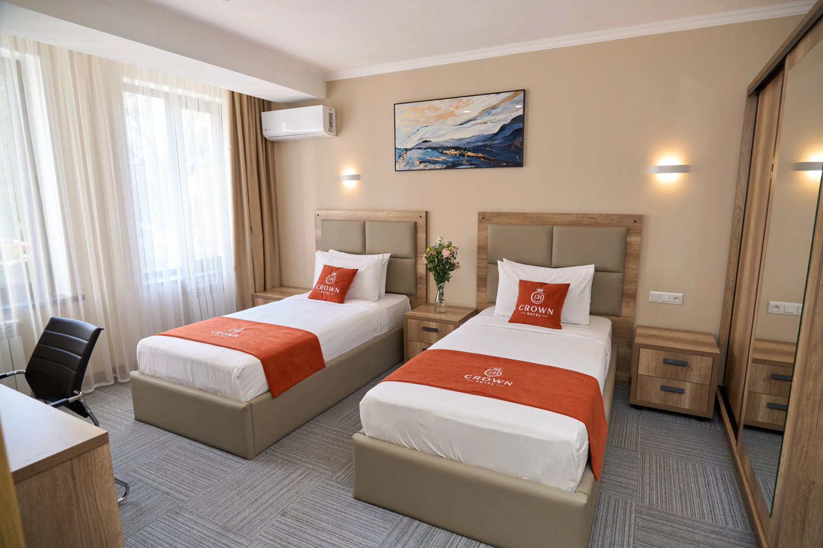 Photo - Crown Hotel