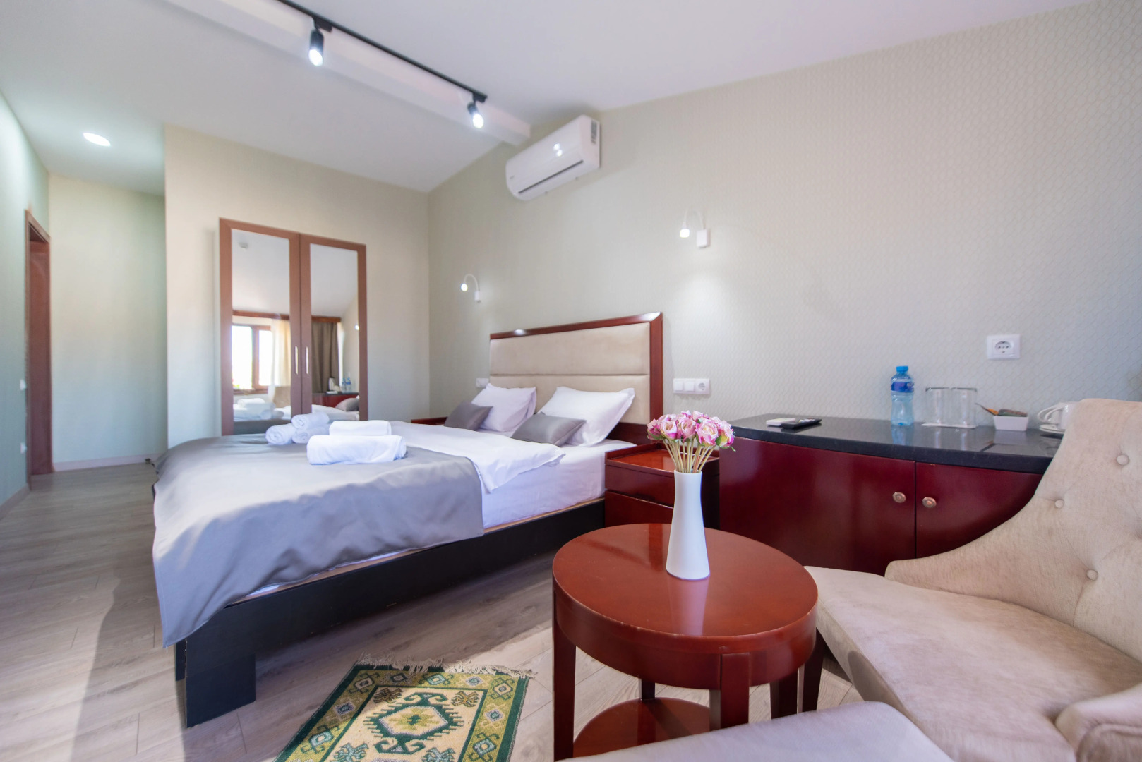 Photo - Kraveli Hotel