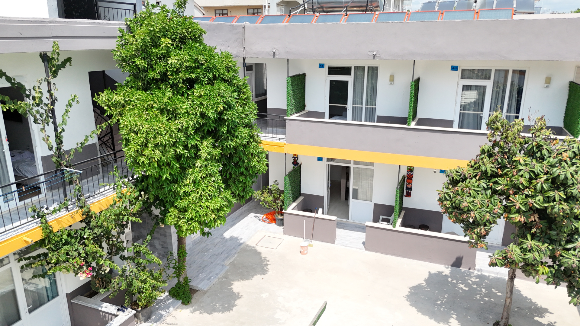 Photo - Hillside Apart House
