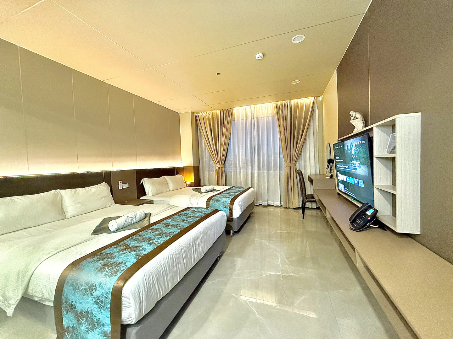Photo - Skyport Hotel