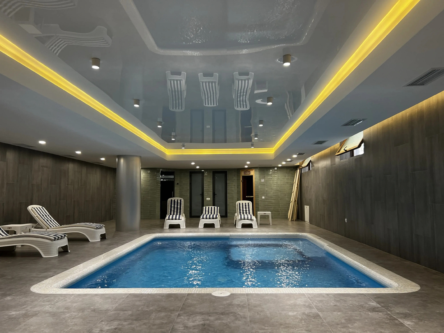 Photo - King Plaza Hotel