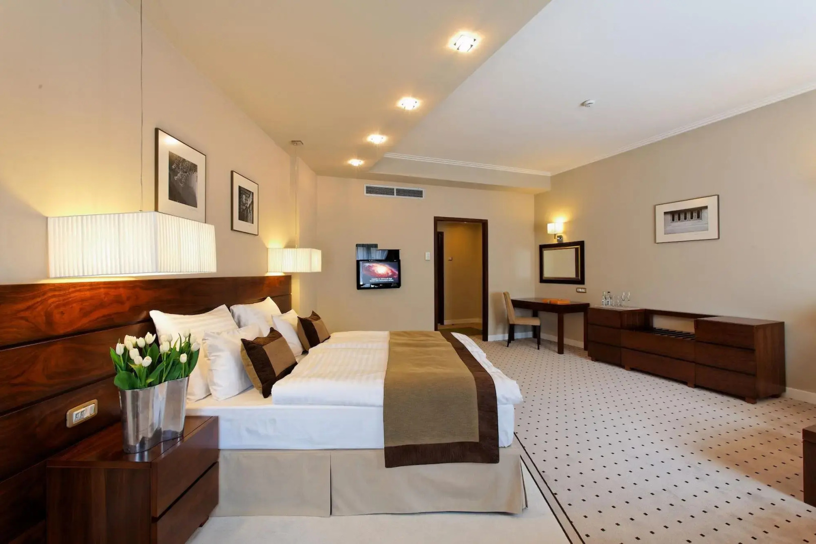 Photo - Capital Plaza Hotel