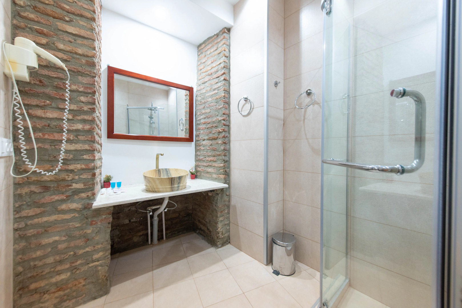 Photo - Kraveli Hotel