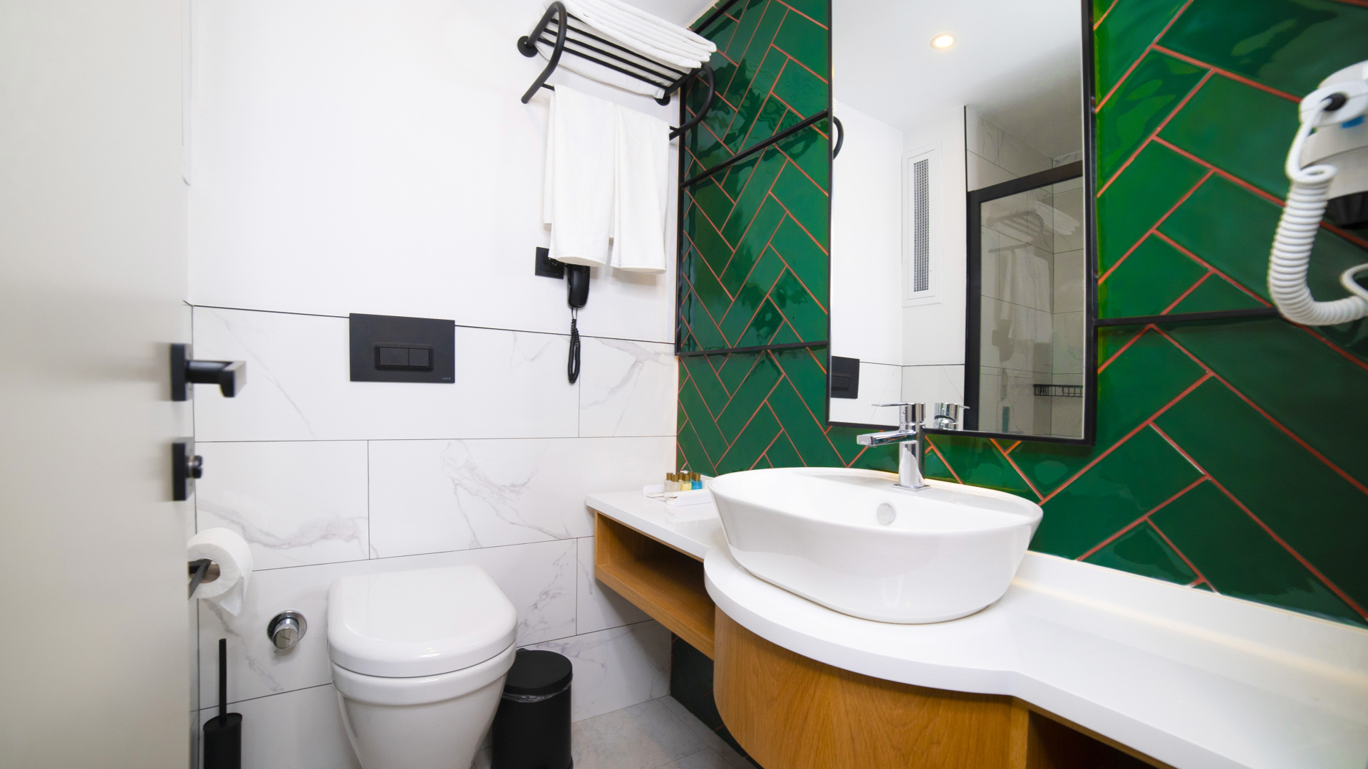 Photo - Leaf Port Hotel