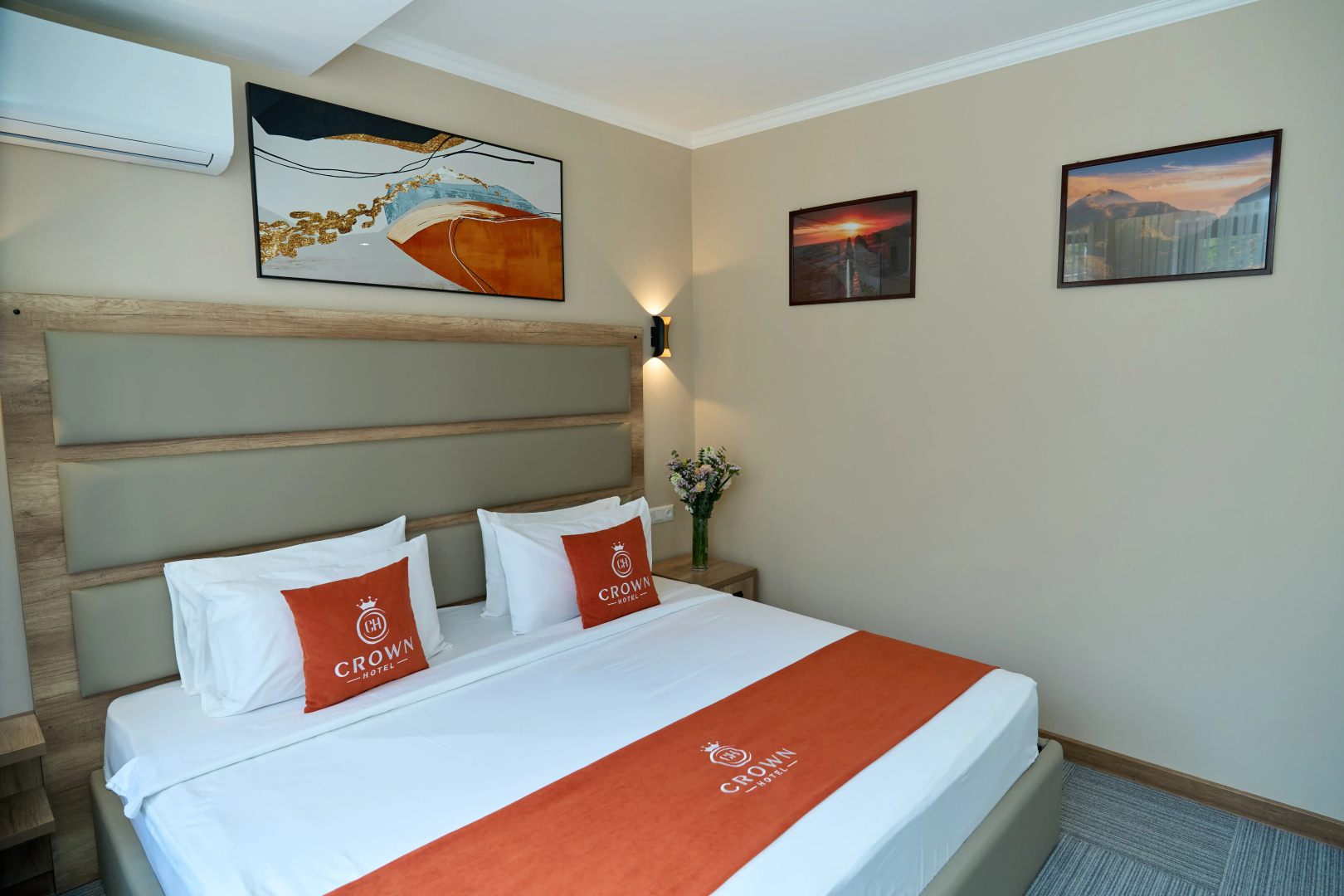 Photo - Crown Hotel
