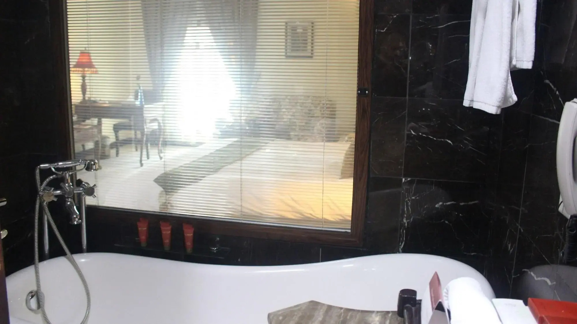 Foto - The Convention Center & Royal Suites Hotel