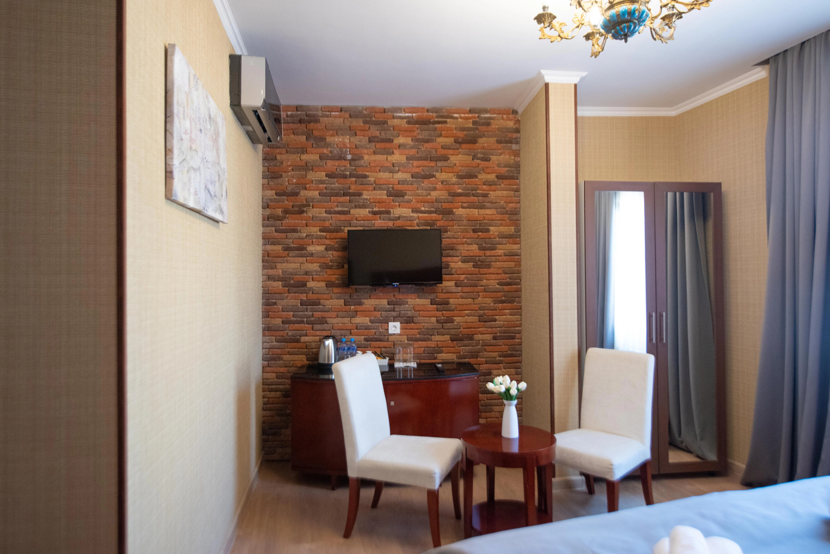 Photo - Kraveli Hotel