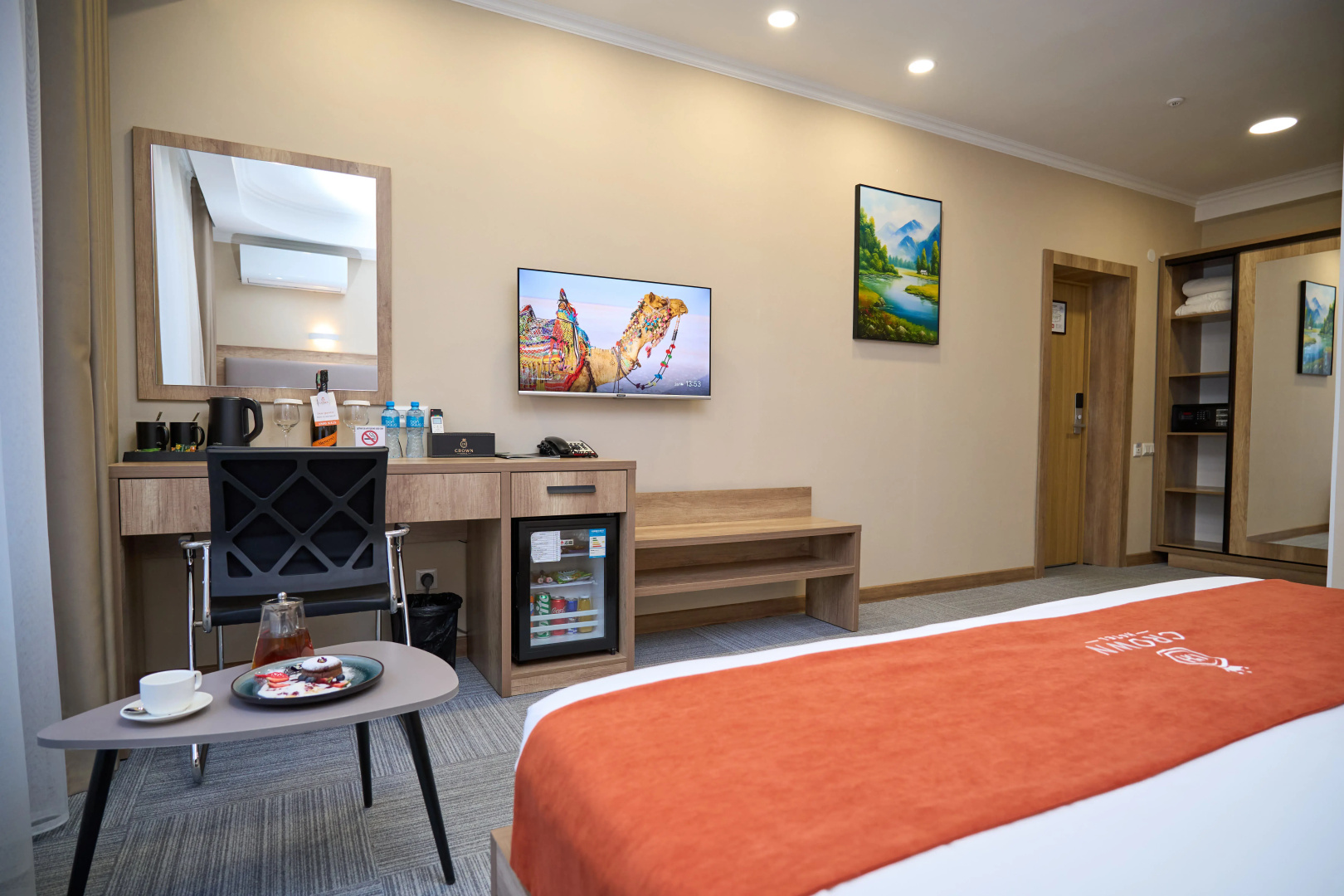 Photo - Crown Hotel