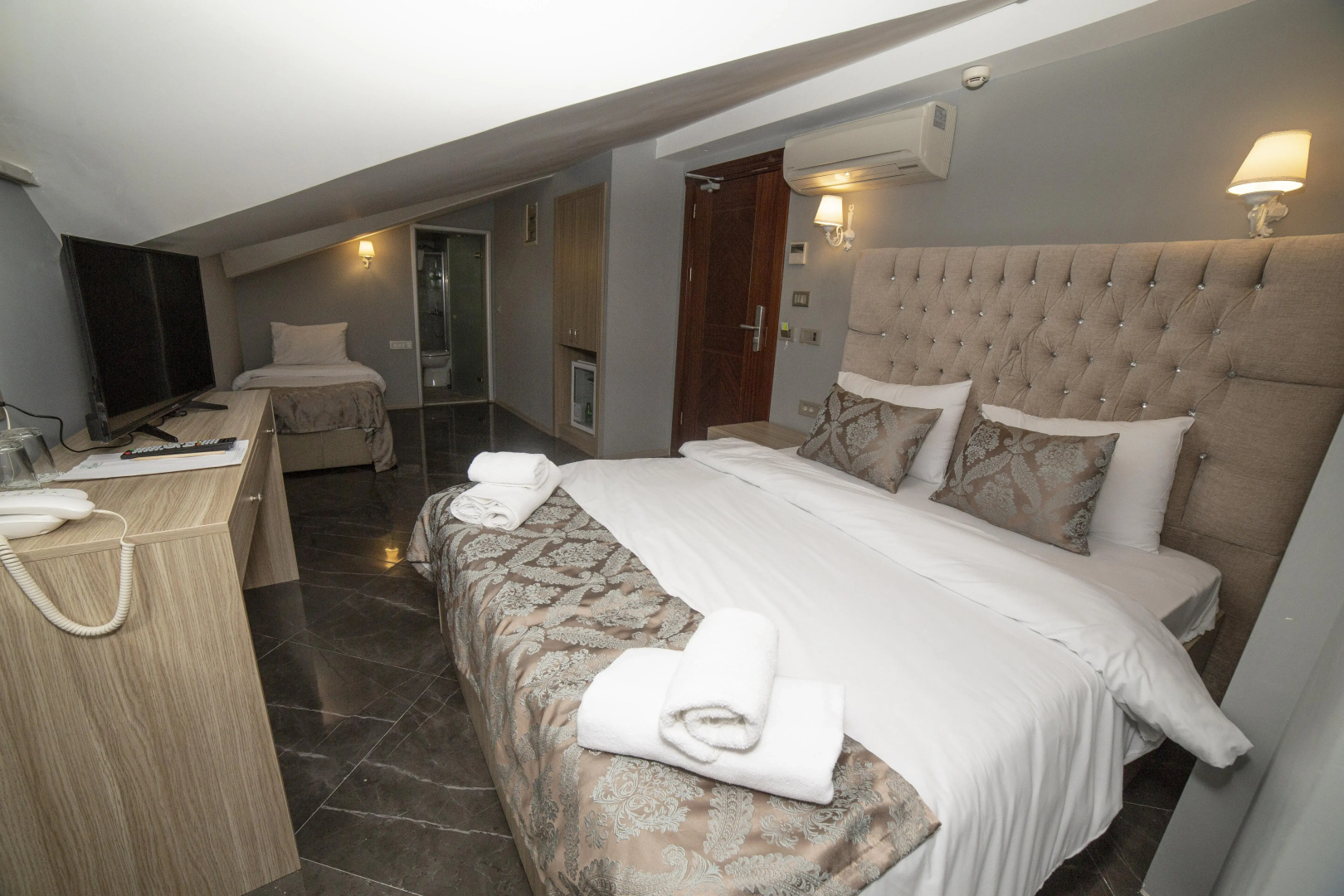 Photo - HHK Hotel Downtown Hotel