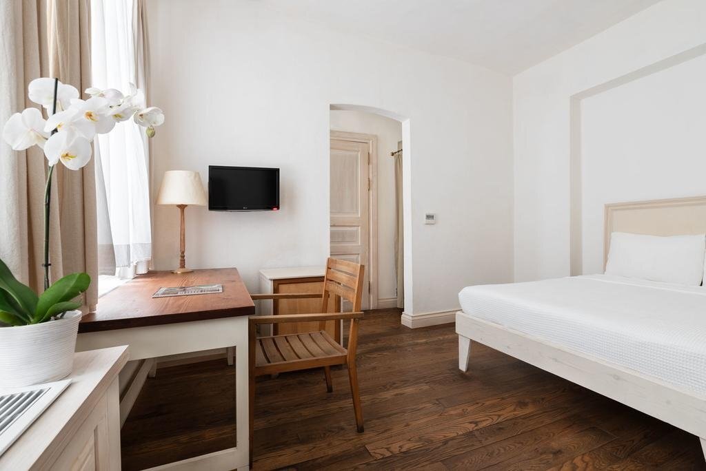 Photo - Adahan DeCamondo Pera, Autograph Collection