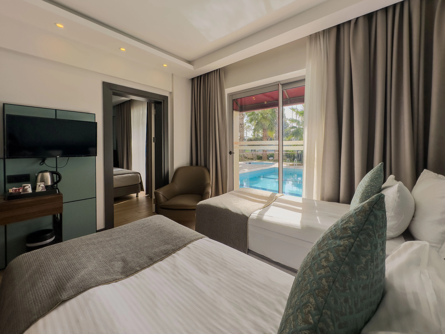 Photo - Leaf Port Hotel