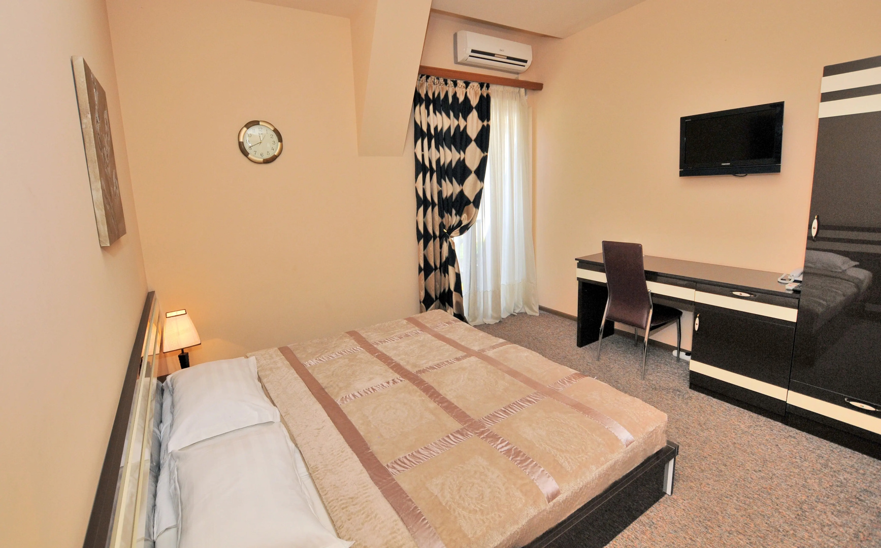 Photo - Diplomat Hotel