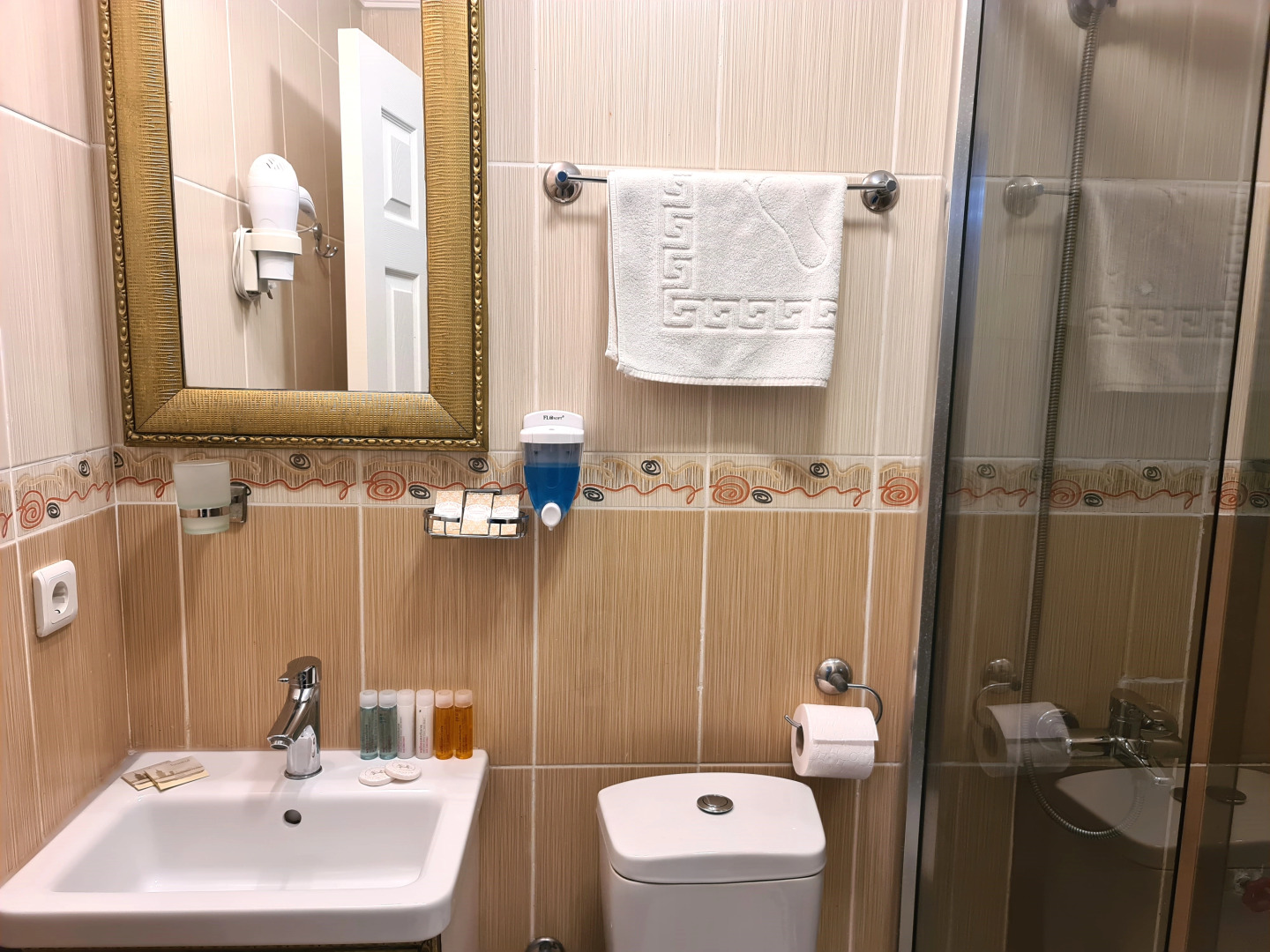 Photo - Oceans 7 Hotel