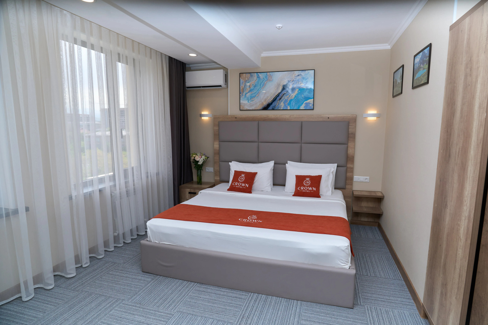 Photo - Crown Hotel