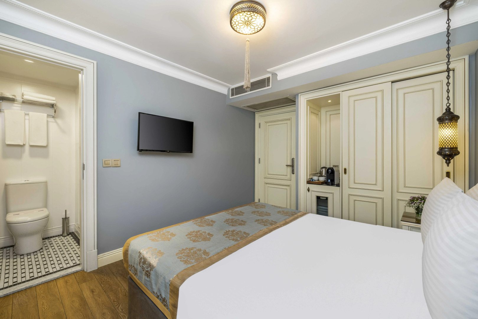 Photo - Raymond Blue Hotel