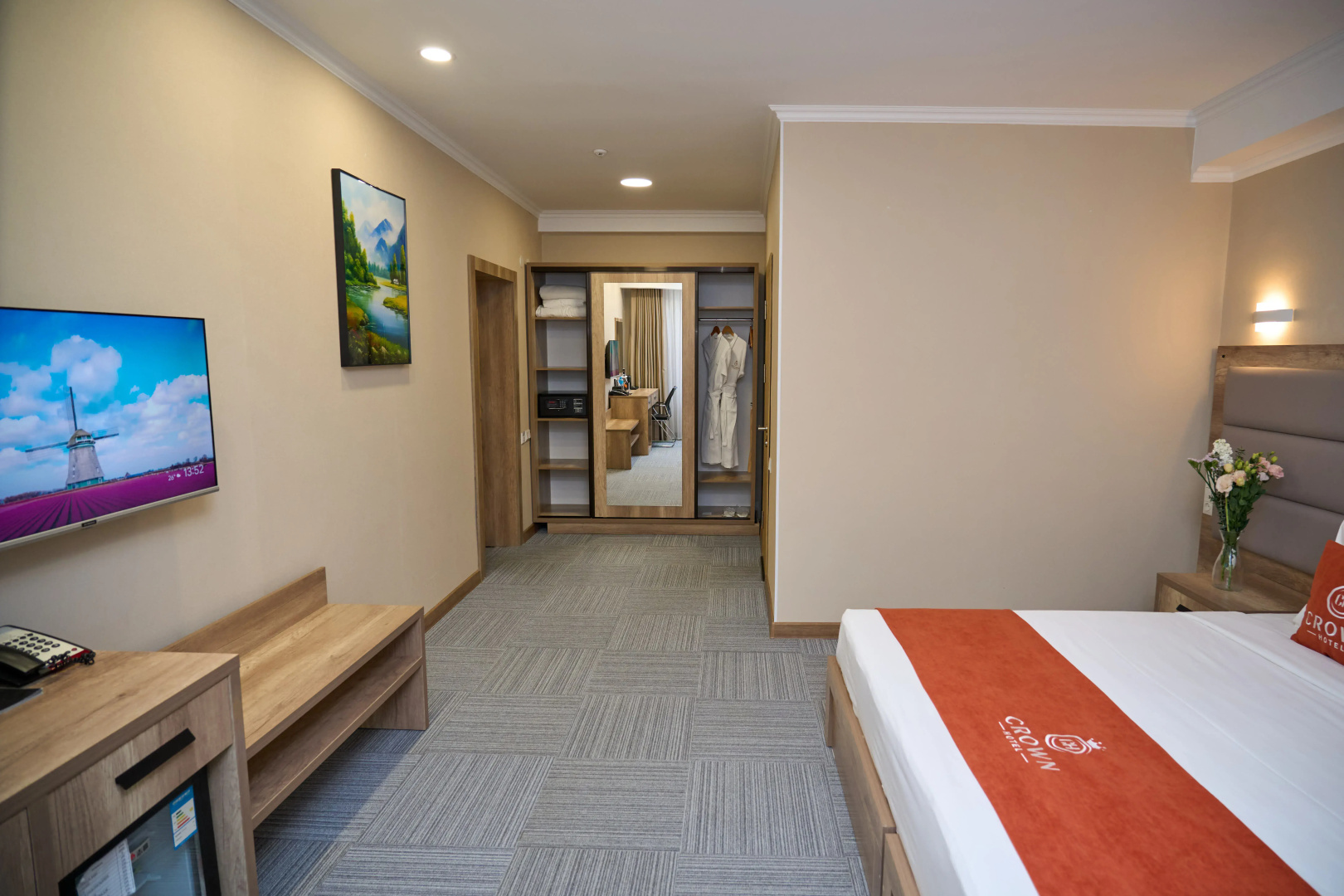 Photo - Crown Hotel