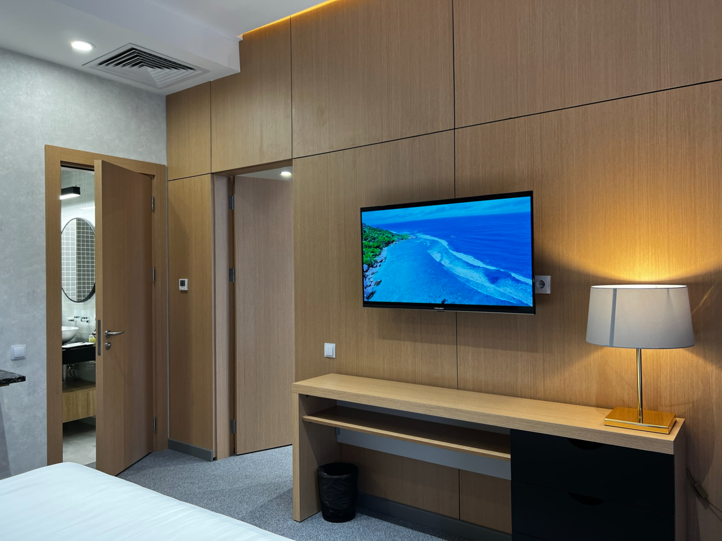 Photo - King Plaza Hotel