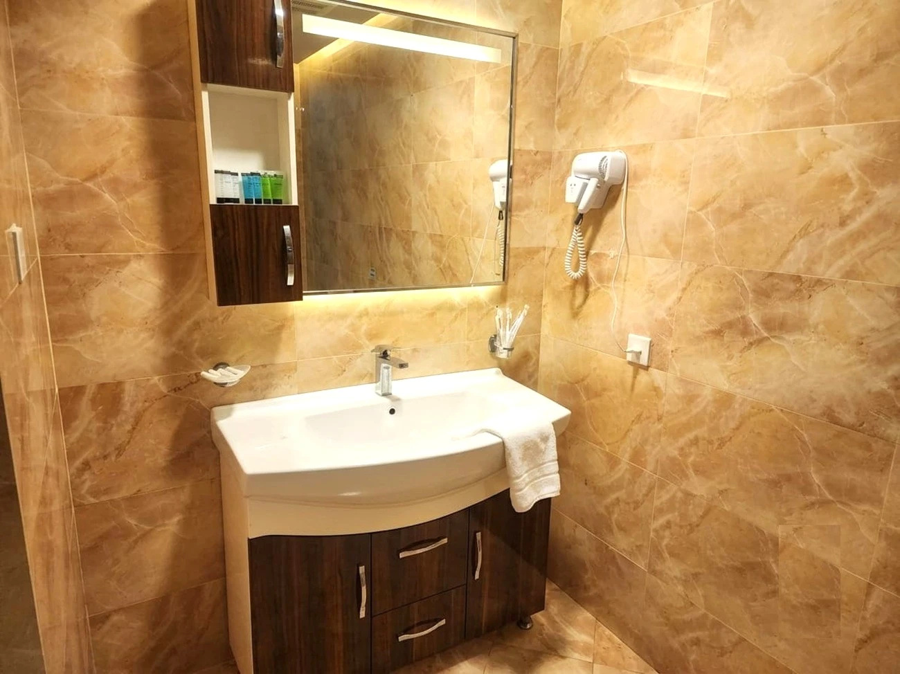 Photo - Amazon Hotel - Free Massage