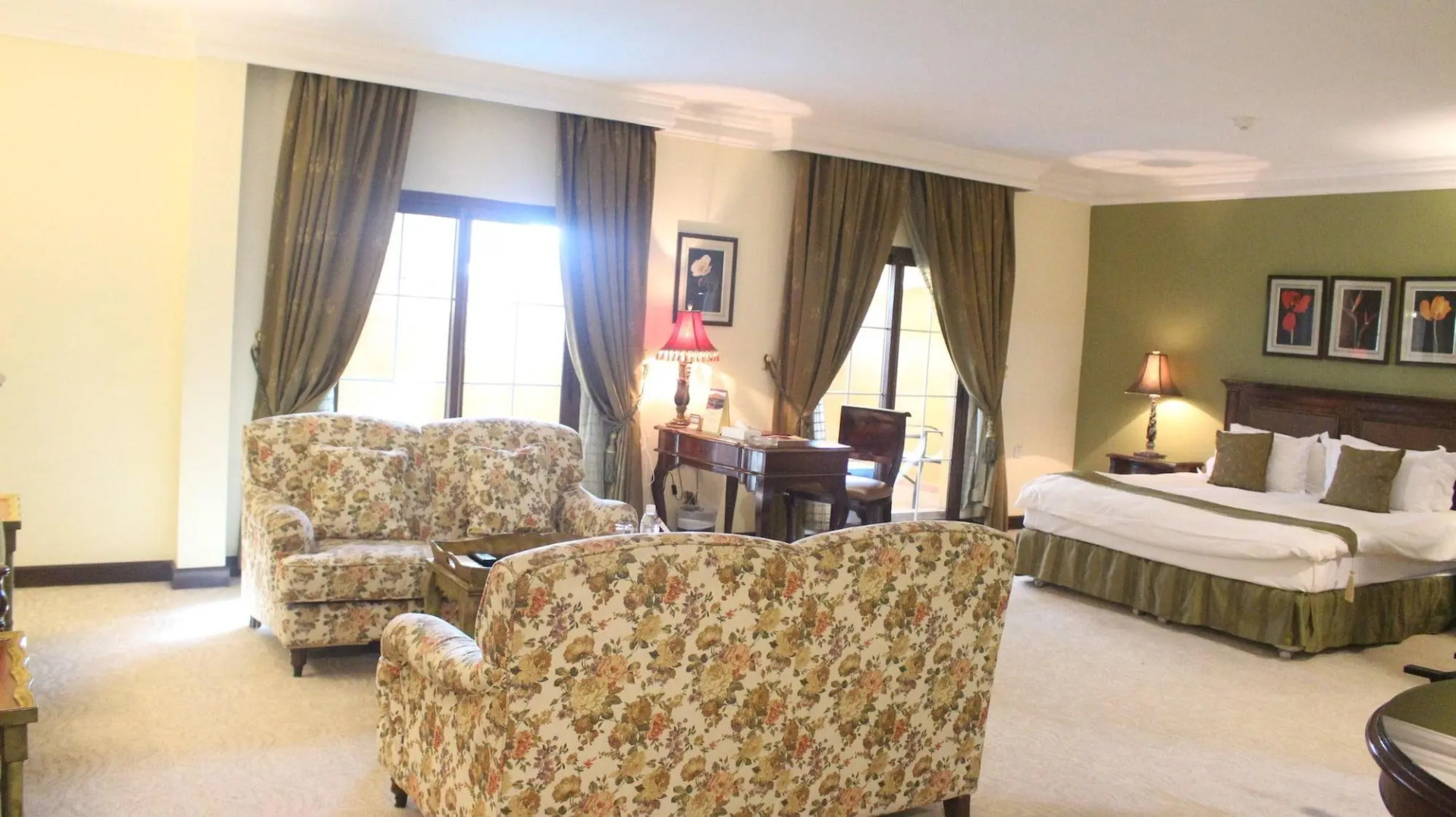 Foto - The Convention Center & Royal Suites Hotel