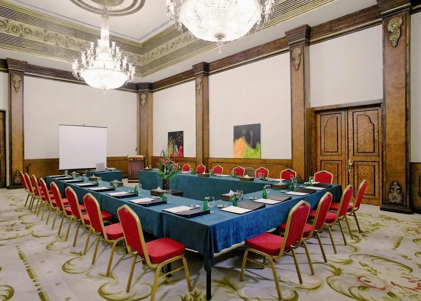 Foto - The Convention Center & Royal Suites Hotel