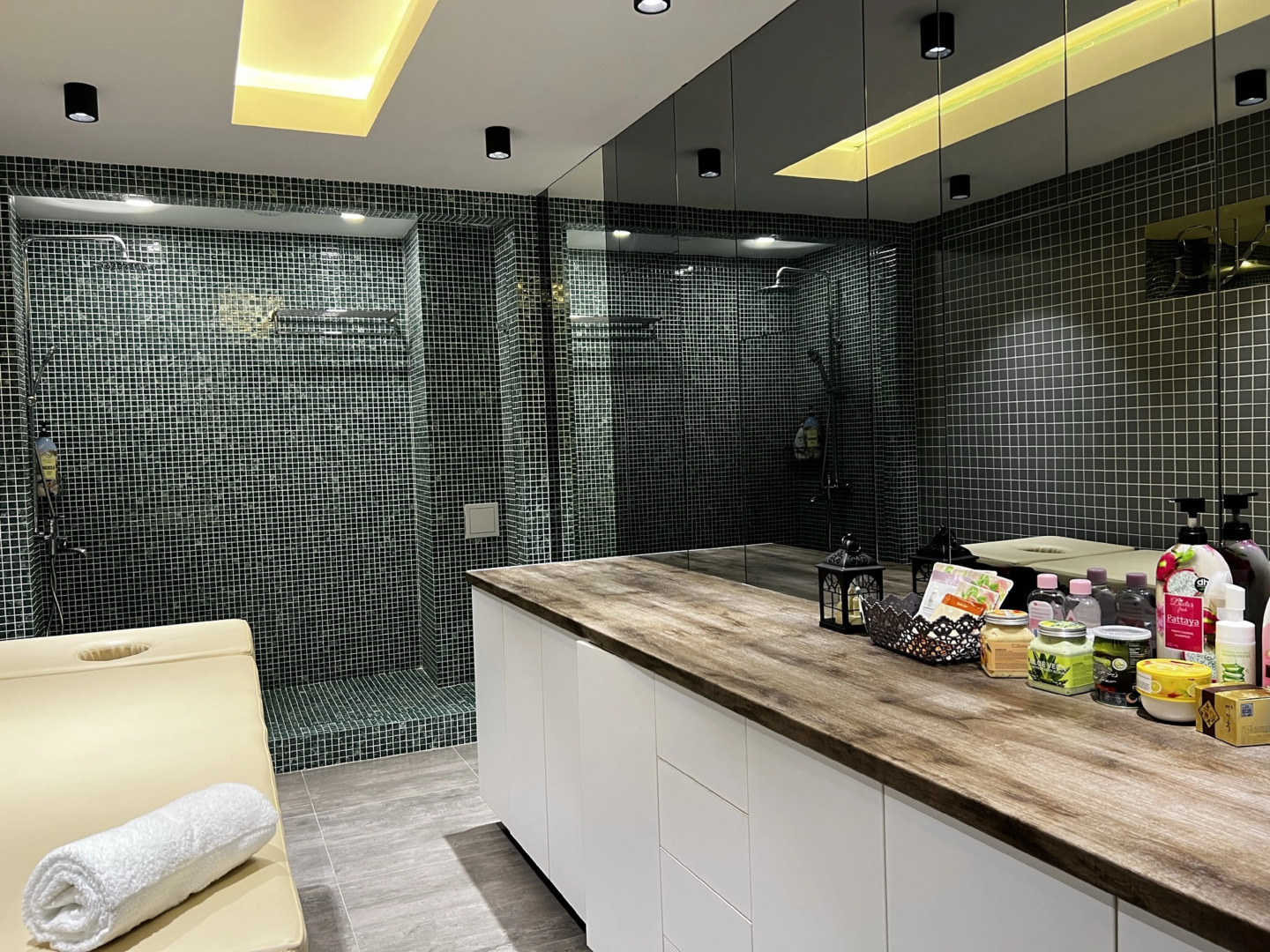 Photo - King Plaza Hotel