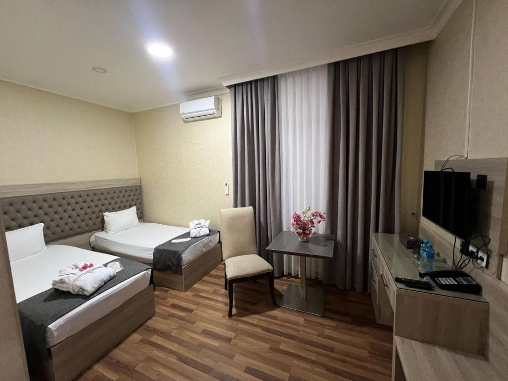 Photo - Empire Hotel