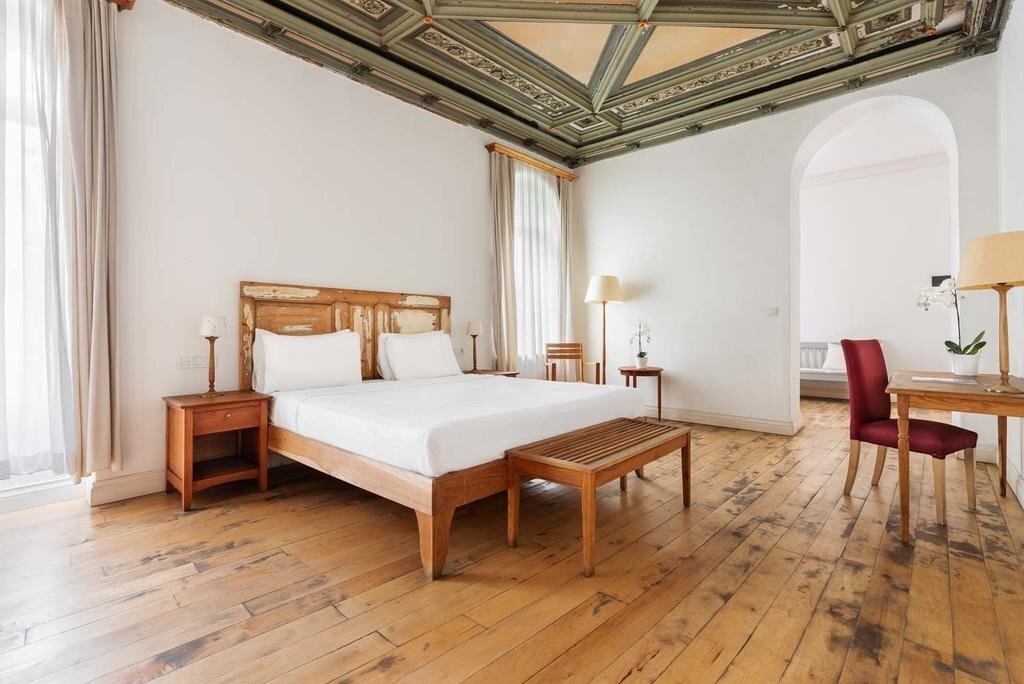 Photo - Adahan DeCamondo Pera, Autograph Collection