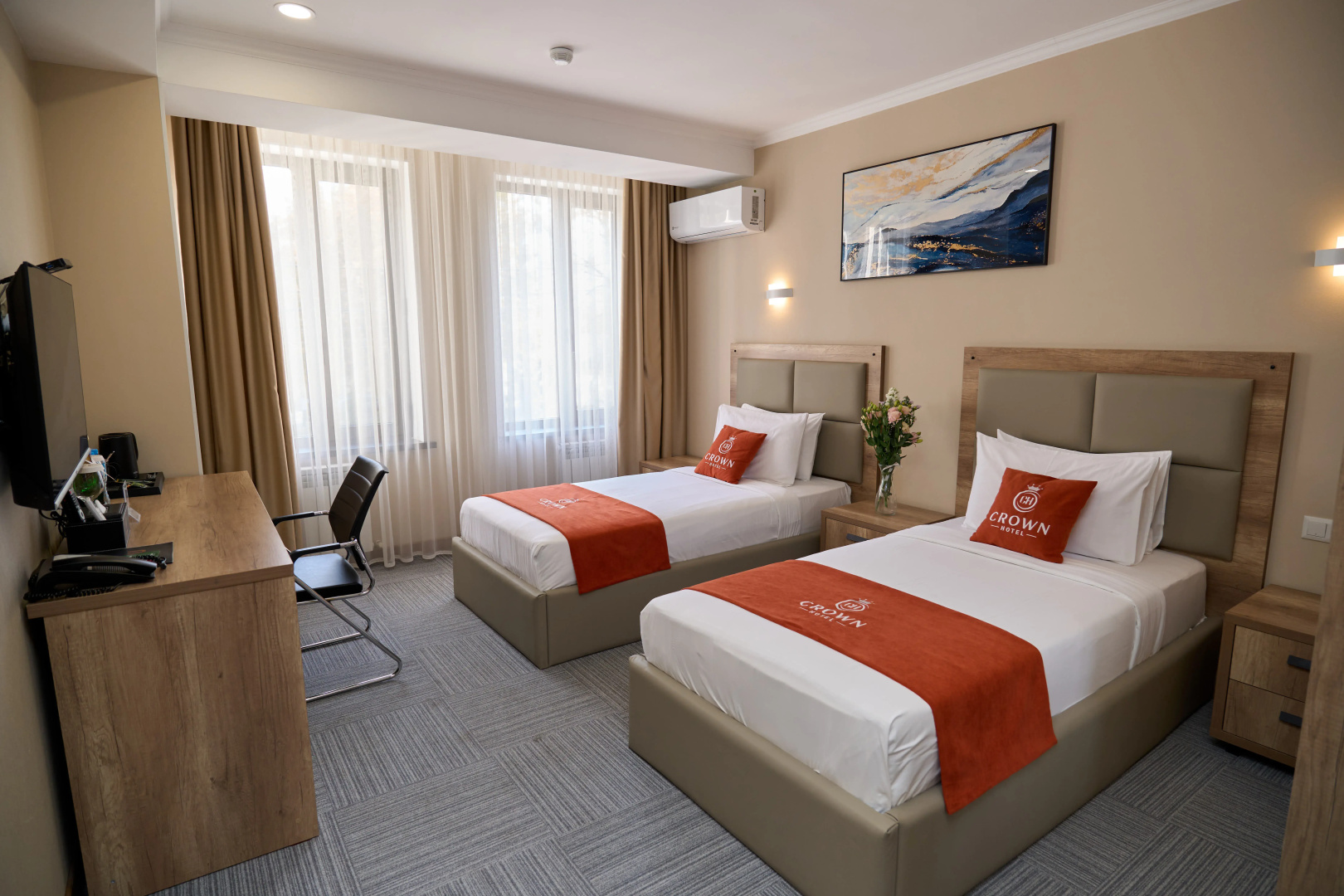 Photo - Crown Hotel