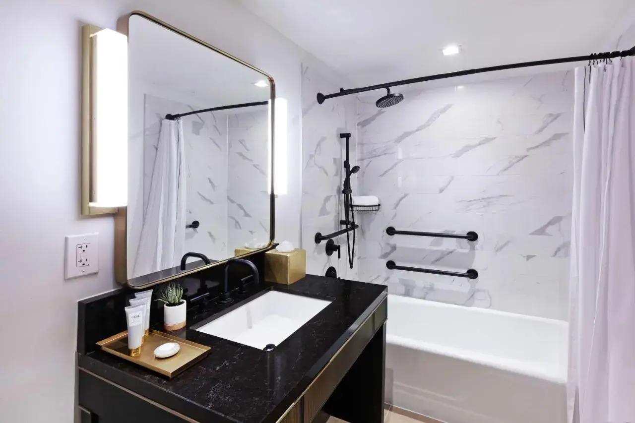 Foto - C. Baldwin, Curio Collection by Hilton