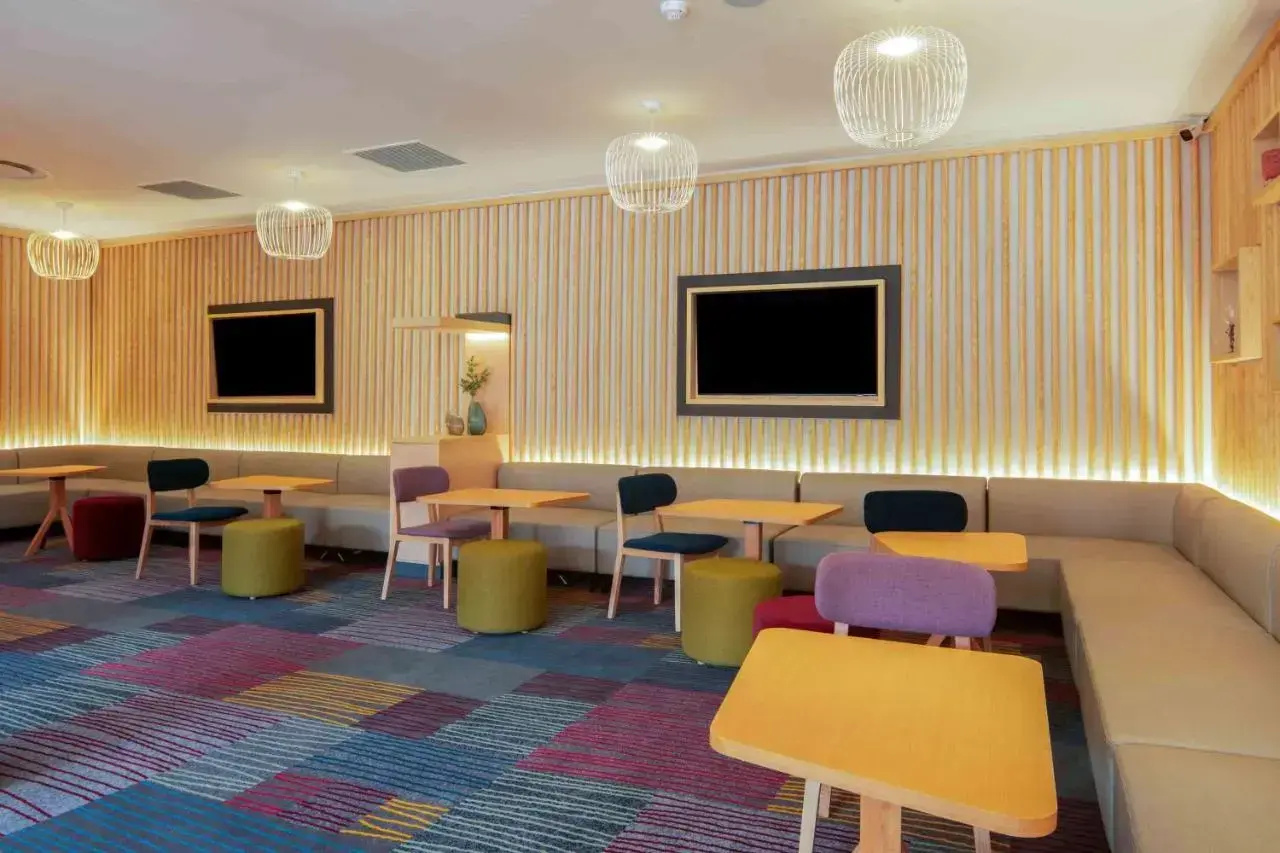 Photo - Hampton By Hilton Sandton Grayston