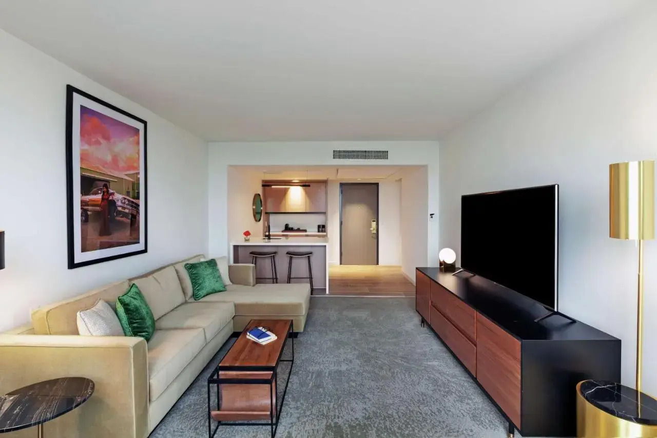 Foto - C. Baldwin, Curio Collection by Hilton