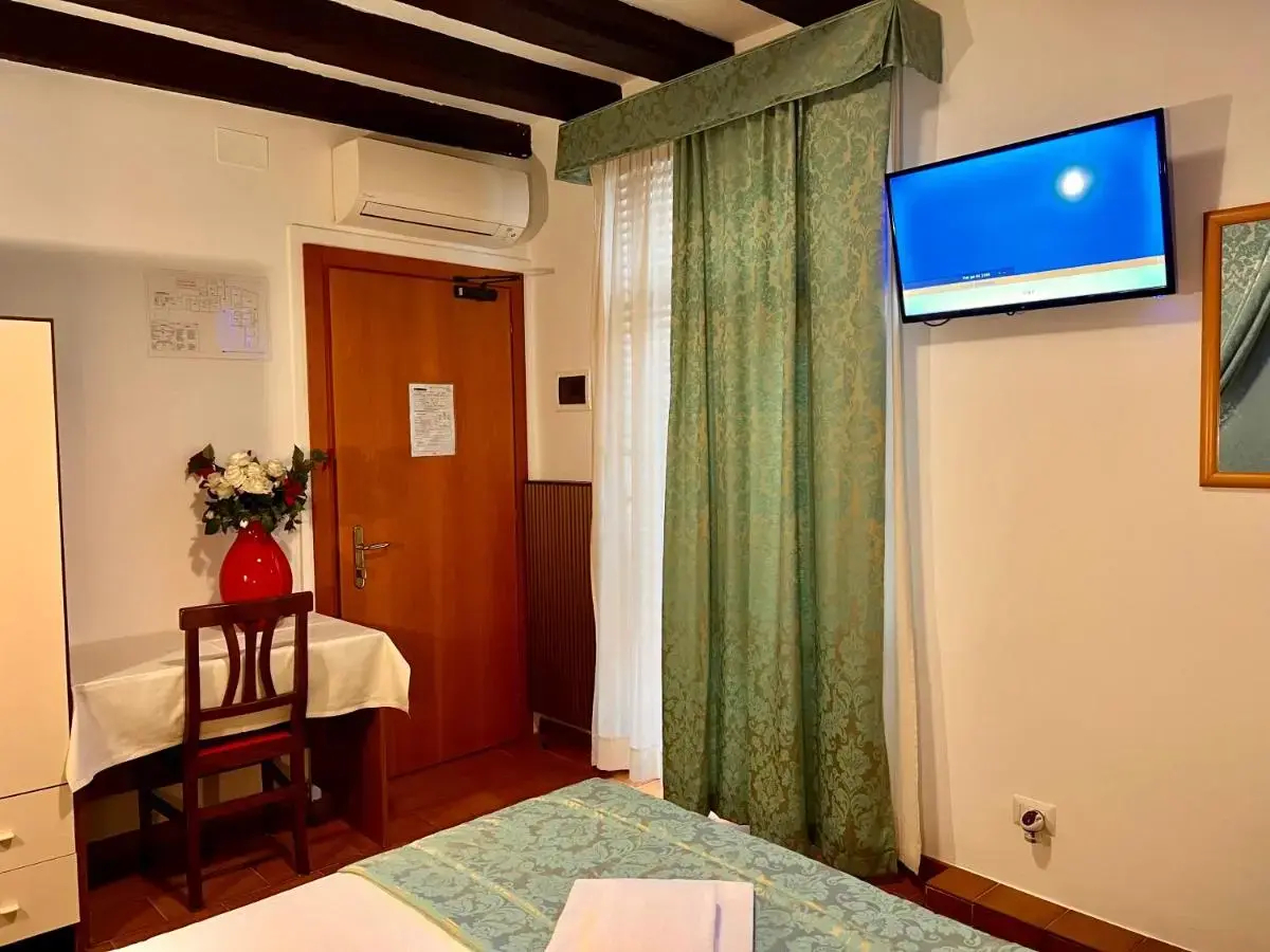 Photo - Hotel Canada