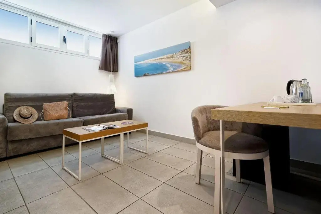 Photo - Akeah Broncemar