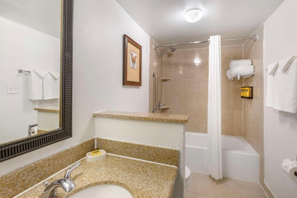 Photo - Best Western Plus El Paso Airport Hotel & Conference Center