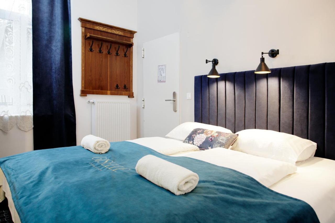 Photo - Giselle Vintage Doubles - Adults Only