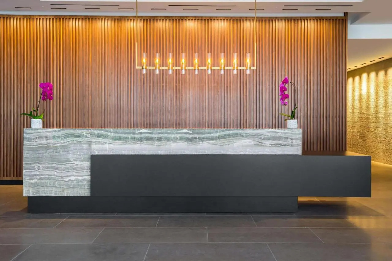 Foto - C. Baldwin, Curio Collection by Hilton