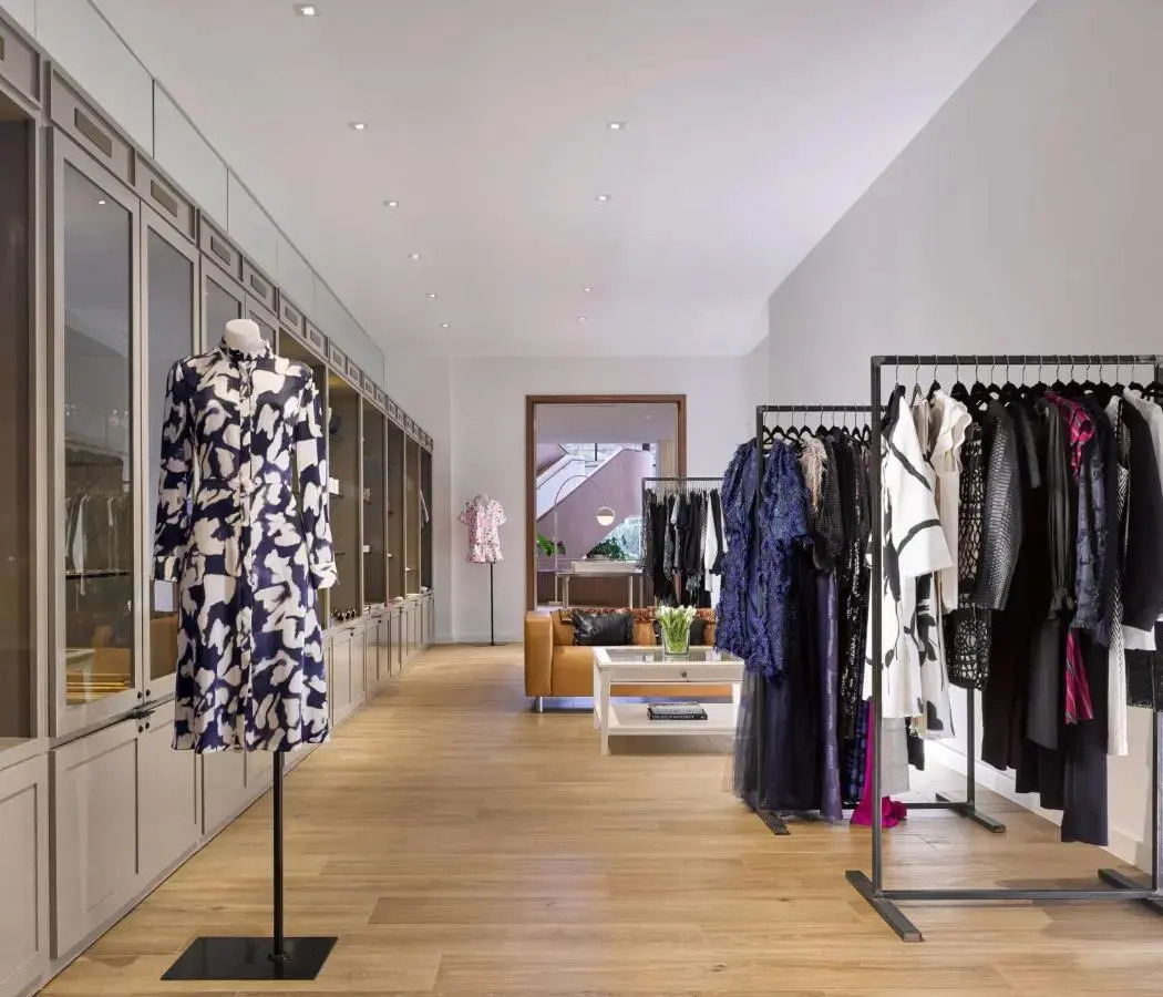 Foto - C. Baldwin, Curio Collection by Hilton