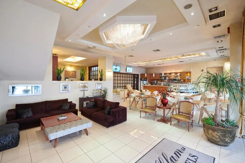 Photo - Crystal City Hotel