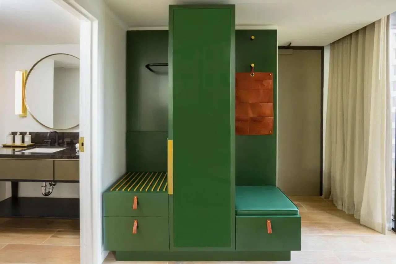 Foto - C. Baldwin, Curio Collection by Hilton