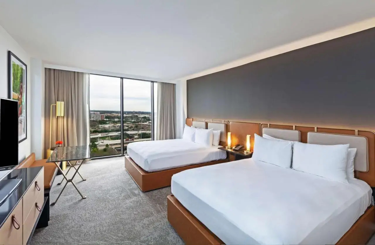 Foto - C. Baldwin, Curio Collection by Hilton