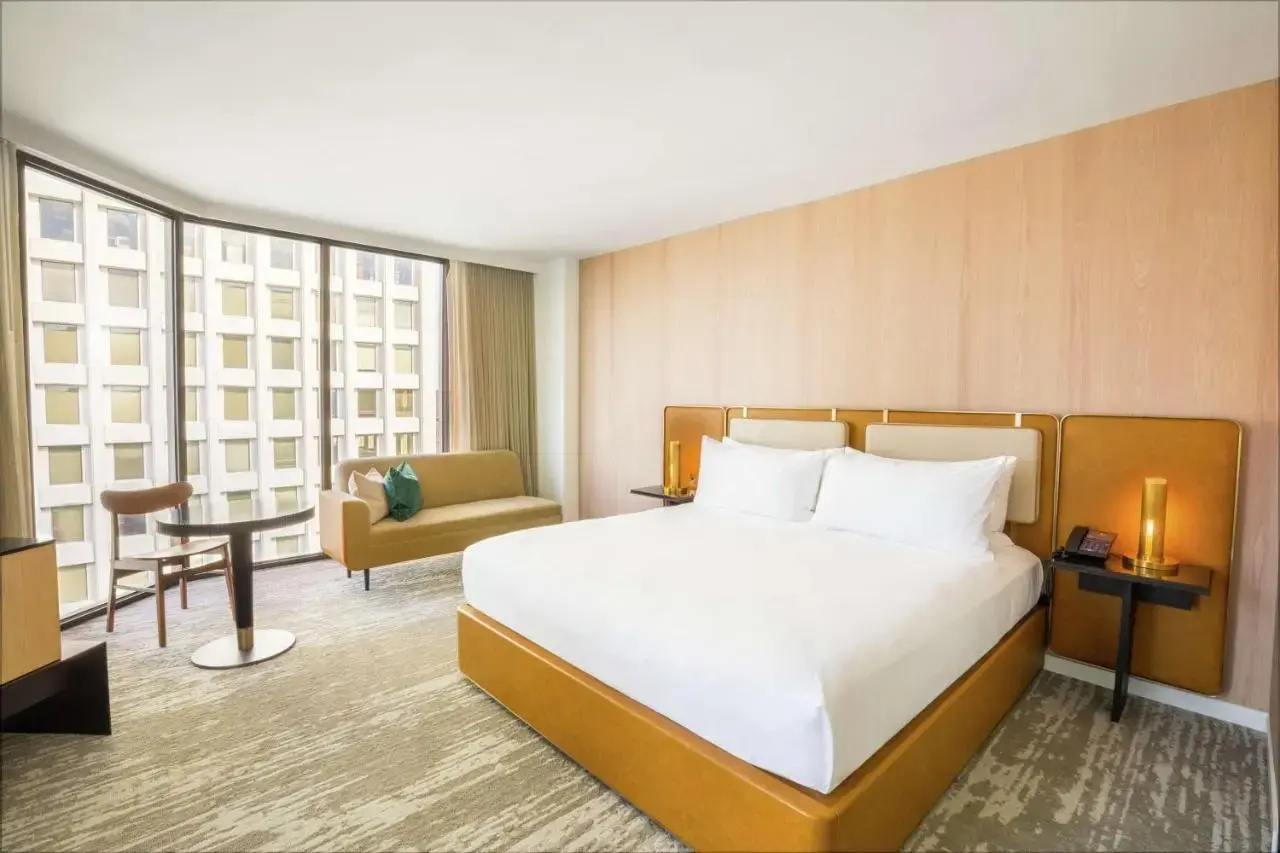 Foto - C. Baldwin, Curio Collection by Hilton
